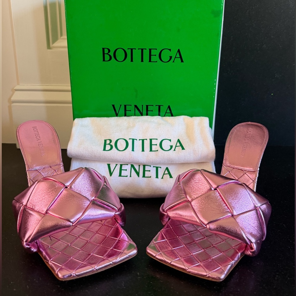 Bottega Veneta Lido Sandal in Metallic Pink